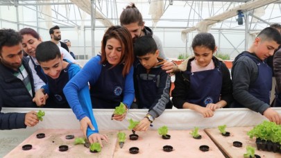 Otizmli çocuklar Üniversitenin tarım alanında sebze ekti