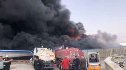 Plastik malzeme üreten fabrika orkutan yangın