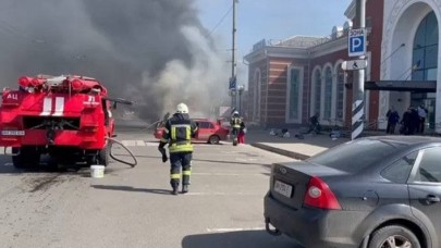 Rusya sivillerin toplandığı tren istasyonuna vurdu!
