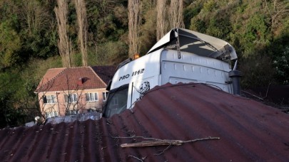 Sarıyer’de korkutan kaza! Tır gecekondunun üzerine düştü