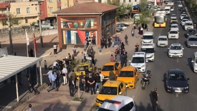Sonunda bu da oldu: Suriyeliler,  İl Göç İdaresi'ne saldırdı!  Polis müdahale etti