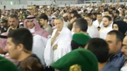 Suudi Arabistan'a giden Erdoğan ve heyeti umre yaptı: Kabe'de sevgi seli!