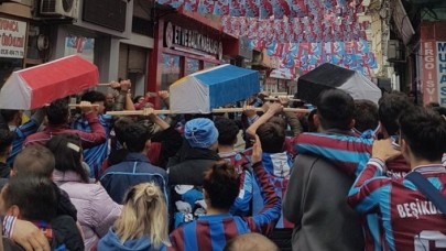 Trabzon'da skandal görüntüler: Beşiktaş,  Fenerbahçe ve Galatasaray tabutları yapıp denize attılar