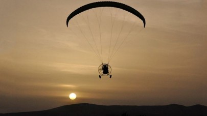 Yunanistan'a havadan paramotorla kaçak geçiş yapmak isteyen 2 Türk,  benzin bitince denize çakıldı!