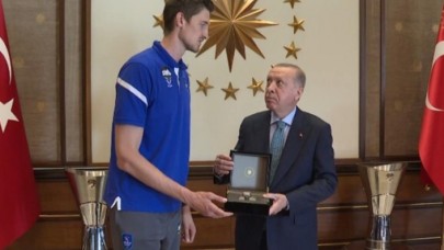 2 metre 22 santimlik Tibor Pleiss ile yan yana gelen Cumhurbaşkanı Erdoğan'ın şaşkınlığı yüz ifadesine yansıdı