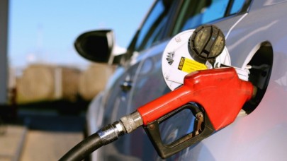 Araç sahiplerine kötü haber: Benzine gece yarısı bir zam daha!