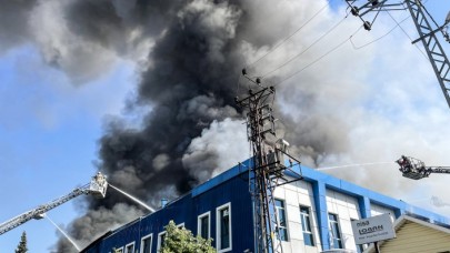 Arnavutköy'de plastik fabrikasında korkutan yangın