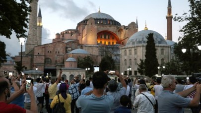 Ayasofya'dan skandal görüntüler: Kapısı,  su hazinesi derken,  şimdi de duvarlarını söküyorlar!