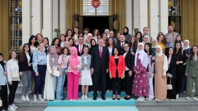 Cumhurbaşkanı Erdoğan,  Novi Pazar Türk Kültür Merkezi öğrencilerini kabul etti