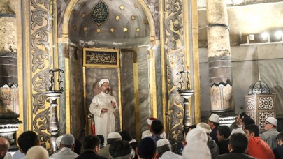 Diyanet İşleri Başkanı Erbaş,  fethin yıl dönümünde Ayasofya'da sabah namazı programına katıldı