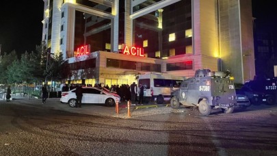 Diyarbakır'da otomobile yaylım ateş: 2 kişi öldü,  3 kişi yaralandı