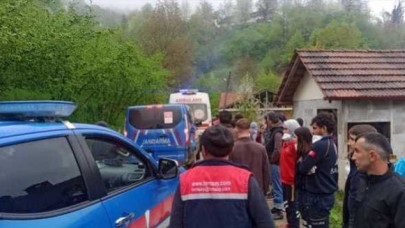 Düzce'de Durdu Alkan,  eşi Ayşe Alkan'ı öldürdü,  oğlu Müslüm Alkan'ı yaraladı