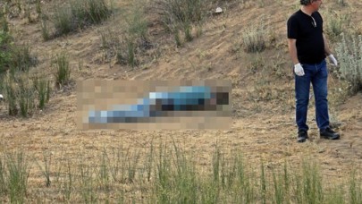 Etrafına çok sayıda fotoğraf saçılmış halde erkek cesedi bulundu
