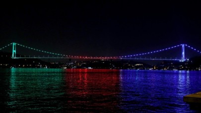 Fatih Sultan Mehmet Köprüsü Azerbaycan bayrağının renklerine büründü