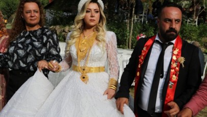 Hakkari'de Aydın Çiftçi'nin oğlu Cengiz Çiftçi'nin evlendiği Tuba Egin'e 2.5 kilo altın takıldı,  verilen para da dudak uçuklattı