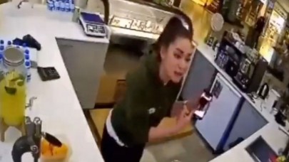 İstanbul'da bir AVM'de genç kadın,  kendisini videoya çeken sapık mülteciye dersini verdi!