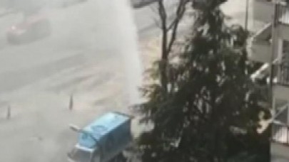 Kadıköy'de su borusu patladı: Tazyikli su metrelerce yükseğe fışkırdı