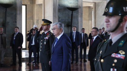 Kazakistan Cumhurbaşkanı Tokayev'den Anıtkabir'de anlamlı mesaj