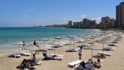 KKTC'de Maraş bölgesindeki plaj turizm mevsimi için hazır