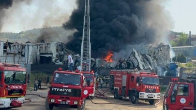 Kocaeli'de plastik fabrikasında korkutan yangın