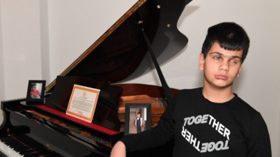 Kusursuz kulak" Bager,  Cumhurbaşkanı Erdoğan'ın gönderdiği piyanoyla beste yapıyor