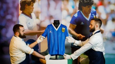 Maradona'nın 'Tanrının eli' forması 7.1 milyon sterline satıldı
