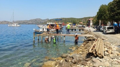 Marmaris'te kaçak iskeleler yıkılıyor