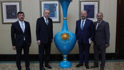 Menemenli çömlek ustası Ahmet Taşhomcu,  Cumhurbaşkanı Erdoğan'a vazo hediye etti