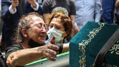 NTV spikeri Özlem Sarıkaya Yurt,  gözyaşlarıyla toprağa verildi: Kayınvalidesinin feryadı yürekleri dağladı