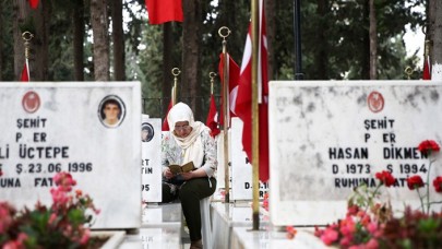 Şehitliklerde hüzünlü bayramlaşma