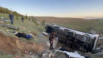 Selçuk Üniversitesi öğrencilerinin otobüsü Niğde'de devrildi: 2 ölü,  42 yaralı var