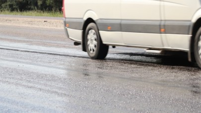 Sıcaktan asfalt eridi