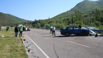Tokat'ta minibüs ile otomobilin çarpışması sonucu 2 kişi öldü,  12 kişi yaralandı