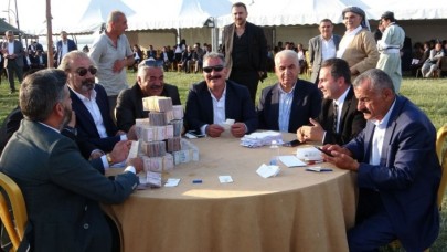 Van'da Gevdan Aşiret lideri Mehmet Aslan'ın oğlu Ceyhun Aslan'ın düğününde takılan para ve kilolarca altın dudak uçuklattı