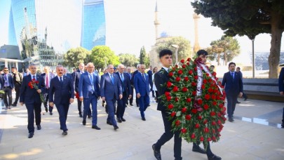 AK Parti ve MHP'li vekillerden oluşan heyet,  Bakü'de şehitlikleri ziyaret etti