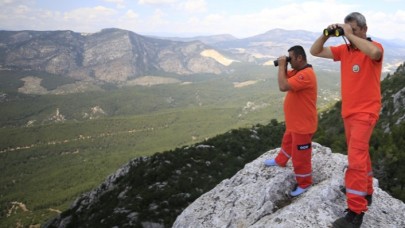Alev gözcüleri sarp kayalıkları aşıp zirvede 24 saat nöbet tutuyor