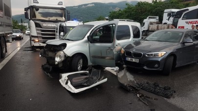 Anadolu Otoyolu Sakarya'da 6 araç birbirine girdi: Yaralılar var