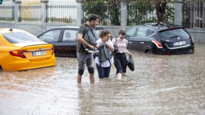 Ankara'da bugün: Ev ve işyerlerini su bastı,  trafik durdu