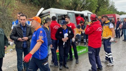 Balıkesir'de düğün yolunda katliam gibi kaza: 6 kişi öldü,  12 yaralı var