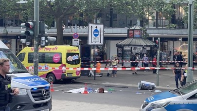 Berlin'de bir kişinin aracını yayaların üzerine sürmesi sonucu 1 kişi öldü