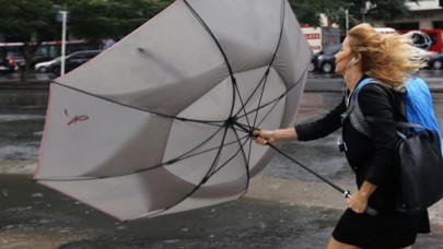 Bugün hava nasıl olacak? Meteorolojiden 3 önemli uyarı: Rüzgar kuvvetli esecek,  yağmur da yağacak,  o illerde göz gözü görmeyecek!