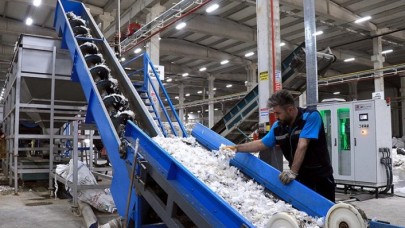 Çevreci fabrika plastik atıktan ürettiği ham maddeyi 17 ülkeye ihraç ediyor