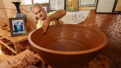 Çömlek ustası,  devlet başkanlarına verilecek vazolar için tezgah başında