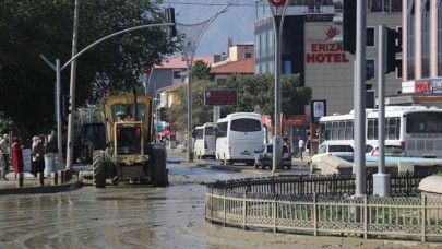 Erzincan'da şiddetli yağışın zarar verdiği cadde ve sokaklar ekiplerce temizleniyor