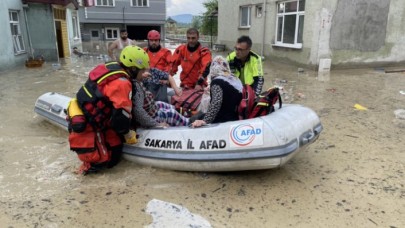 Evleri su bastı,  araçlar sele kapıldı! Kabus bugün de devam edecek: Meteorolojiden 21 ile kuvvetli yağmur uyarısı