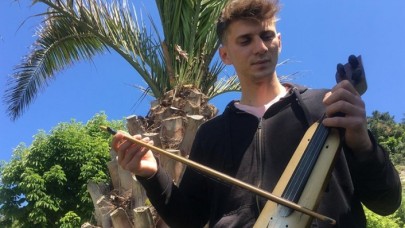 Genç müzisyen kemençesiyle sanatını sokağa taşıyor