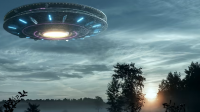 Gören herkes telefonlarına sarıldı: Gökyüzünde UFO paniği!