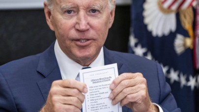 Görenler şoke oldu! Biden kağıdı yanlışlıkla ters çevirince foyası ortaya çıktı: Bakın neler yazıyor?