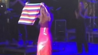 Gülşen sahnesinde LGBT bayrağı açtı,  rahatsız olan bazı izleyiciler konseri terk etti