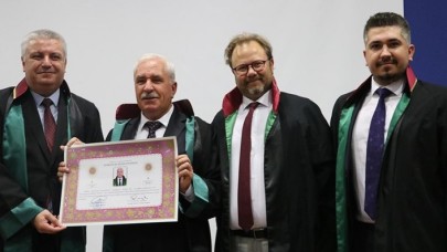 Hukuk fakültesini bitiren emekli öğretmen 70 yaşında avukat oldu